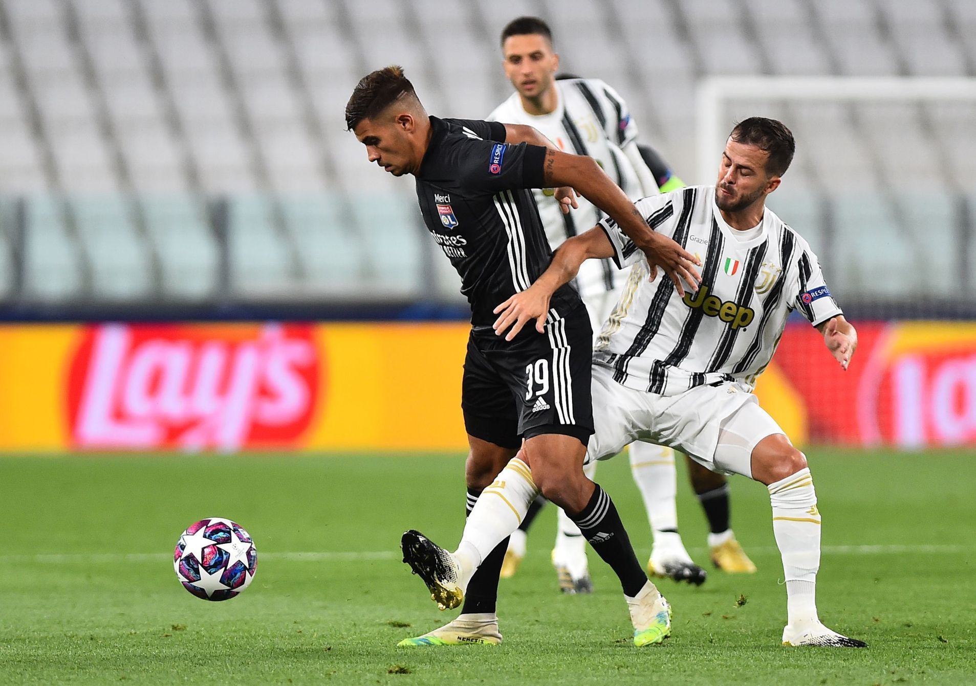 Bruno Guimaraes a Miralem Pjanič v osmifinále LM Juventus - Lyon