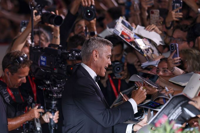 George Clooney na benátské premiéře filmu Wolfs.