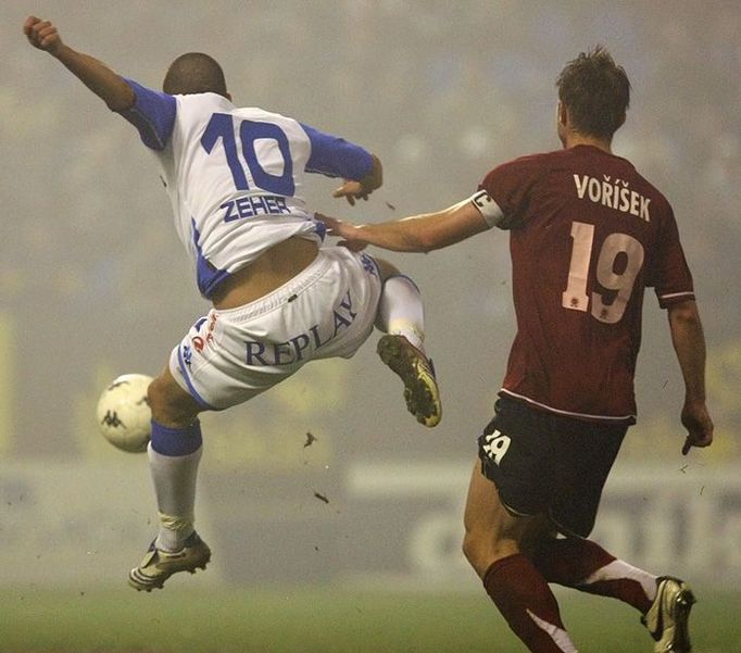 Róbert Zeher (vlevo, FC Baník Ostrava) při zpracování míče ve vzduchu.