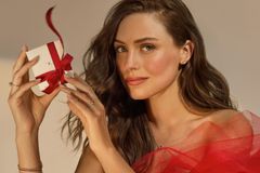 Dárek, který přetrvá: zlaté šperky kralují letošním Vánocům