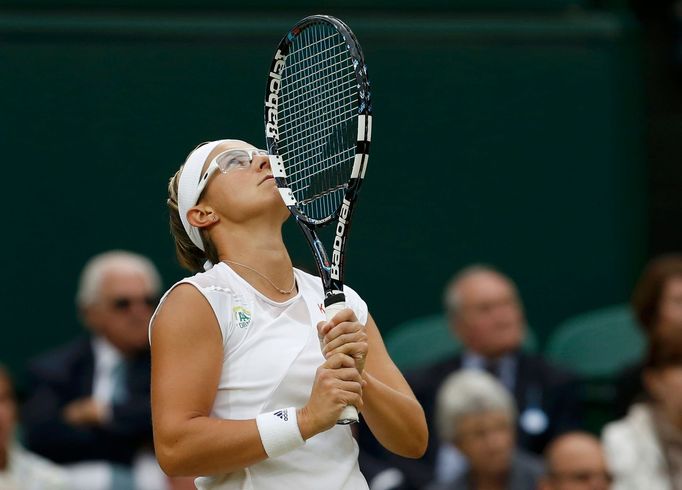 Kirsten Flipkensová v zápase proti Petře Kvitové na Wimbledonu 2013