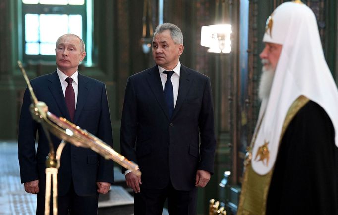 Prezident Vladimir Putin, ministr obrany Sergej Šojgu a patriarcha Kirill v katedrále ruských ozbrojených sil.