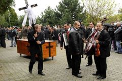 Pozůstalí pohřbili první oběti bratislavského masakru