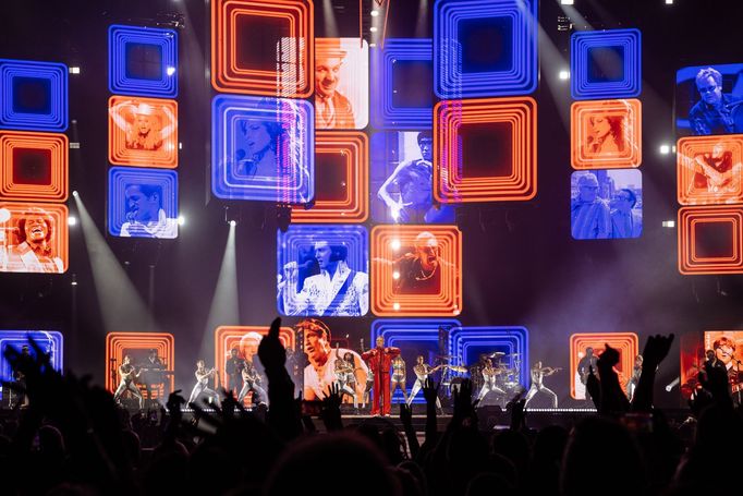 Zpěvák Robbie Williams během svého nedělního koncertu v pražské O2 areně.
