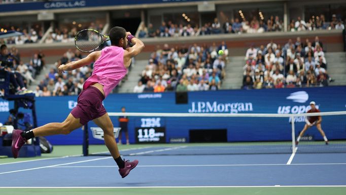 Carlos Alcaraz při utkání s Jannikem Sinnerem