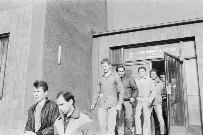 Amnestovaní vězni opouštějí věznici v Ostravě-Heřmanicích, kde bylo k 5. lednu 1990 na základě amnestie propuštěno přes 600 odsouzených. Ilustrační snímek
