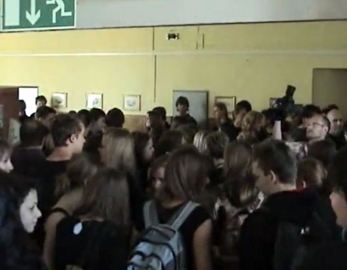 Protest studentů proti ředitelce Evě Bulasové před ředitelnou Gymnázia Josefa Jungmanna