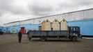 An employee (L) and inmates load wooden toilets onto a truck at a high-security male prison camp outside Russia's Siberian city of Krasnoyarsk May 14, 2013. High-security male prison camp number 17 is intended to house male inmates who are serving a sentence for the first time, and have been convicted for serious crimes. Prisoners at the facility work in wood and metal processing shops, manufacture furniture, sew clothes and do other kinds of work. They can also take part in educational, sport and cultural programs. Picture taken May 14, 2013. REUTERS/Ilya Naymushin (RUSSIA - Tags: CRIME LAW SOCIETY) ATTENTION EDITORS: PICTURE 7 OF 29 FOR PACKAGE 'INSIDE SIBERIA'S PRISONS' SEARCH 'ILYA PRISON' FOR ALL IMAGES Published: Čer. 19, 2013, 10:03 dop.