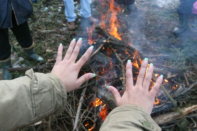 Pauza. Zpod pracovních rukavic najednou vykouknou pěstěné gelové nehty Moniky Demeterové.