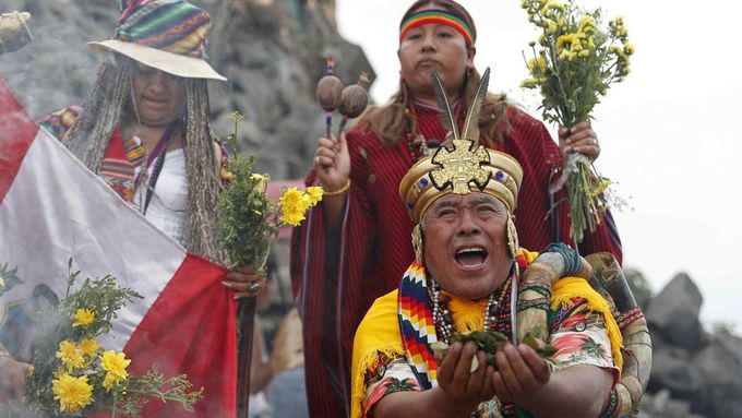 Šamani v Peru používají při rituálech i halucinogenní rostliny, jako je ayahuasca. V Česku patří mezi zakázané drogy