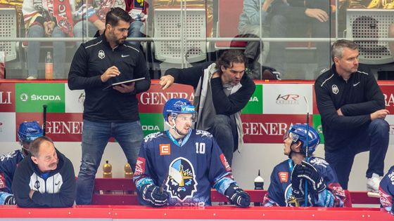 Zraněný Jaromír Jágr pomáhal v duelu Třince proti Kladnu svým Rytířům s koučinkem.