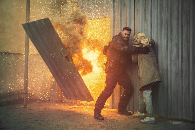 Chris Hemsworth jako Tyler Rake a Tinatin Dalakishvili v roli Ketevan.