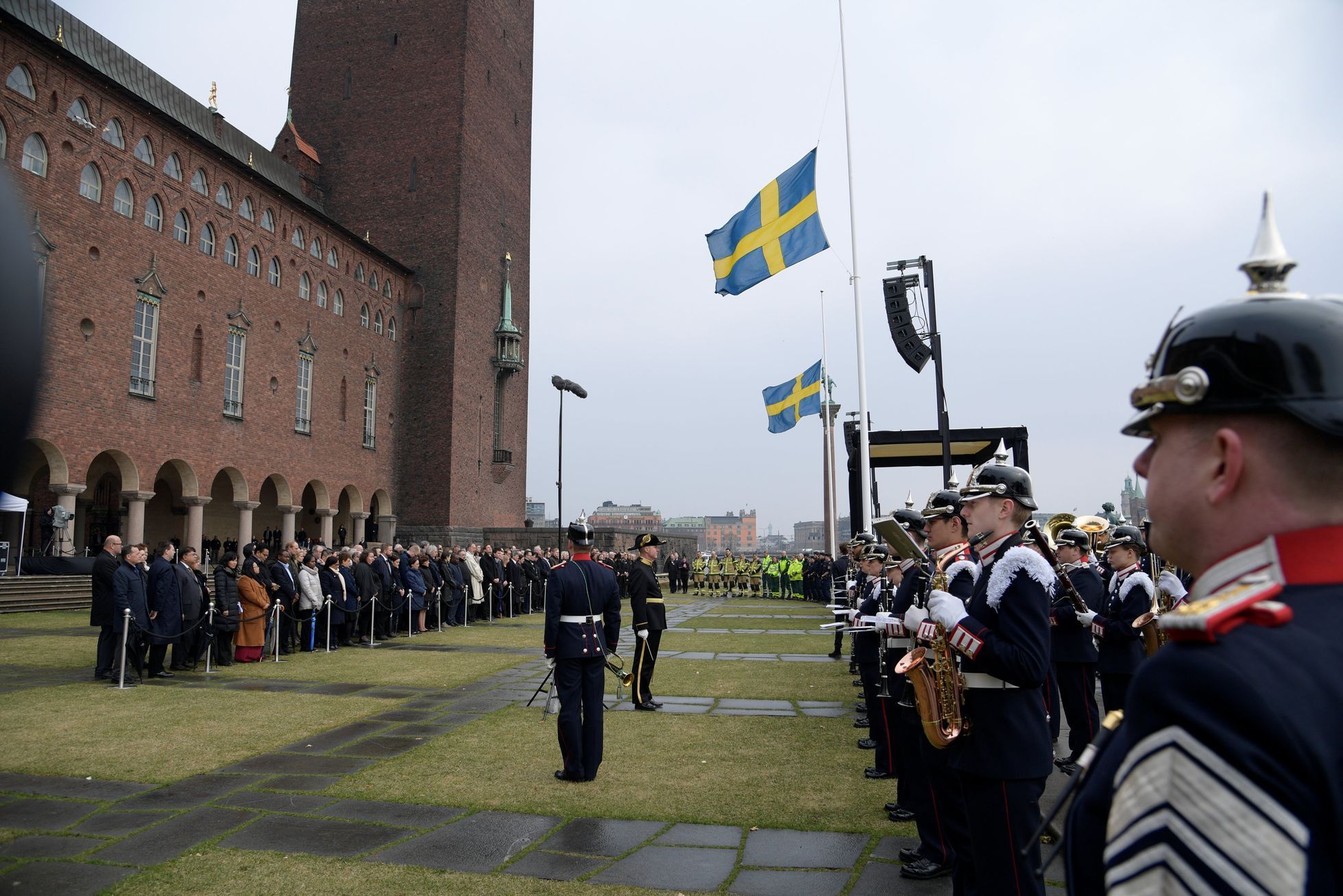 Oficiální ceremonie k uctění památky obětí ve Stockholmu.