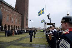 Švédsko na minutu utichlo. Oběti teroristického útoku uctila vláda i královská rodina