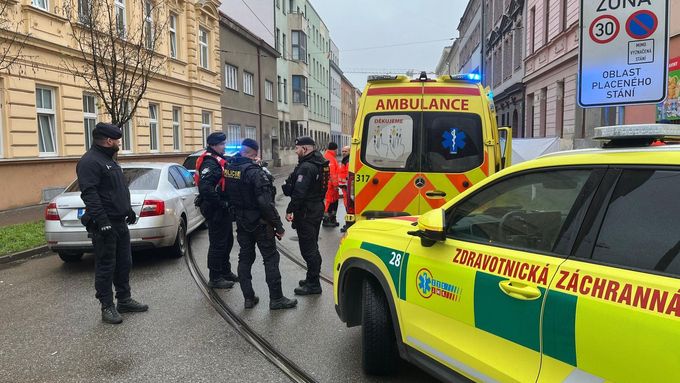 Ulice byla těsně před polednem ještě uzavřená, městská hromadná doprava jí ale už může projíždět.