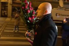Lidé jako Babiš bourají demokracii, říká muž, který vyhodil jeho květiny na Národní