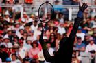 Andy Murray se snaží zahrát vysoká míček z rakety jeho osmifinálového soupeře  Gillese Simona.