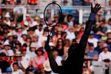 Andy Murray se snaží zahrát vysoká míček z rakety jeho osmifinálového soupeře  Gillese Simona.