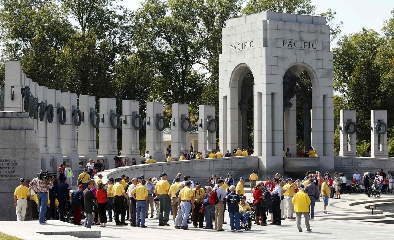 Veteráni u amerického památníku druhé světové války