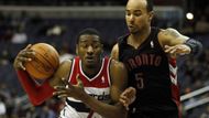 Basketbalisté Washingtonu se na pátou výhru v sezoně nadřeli, přestože v průběhu utkání vedli až o 18 bodů. Toronto ale předvedlo ve druhé půli stíhací jízdu, díky níž dotáhlo utkání do prodloužení (John Wall se probíjí přes Jerryda Baylesse z Toronta)