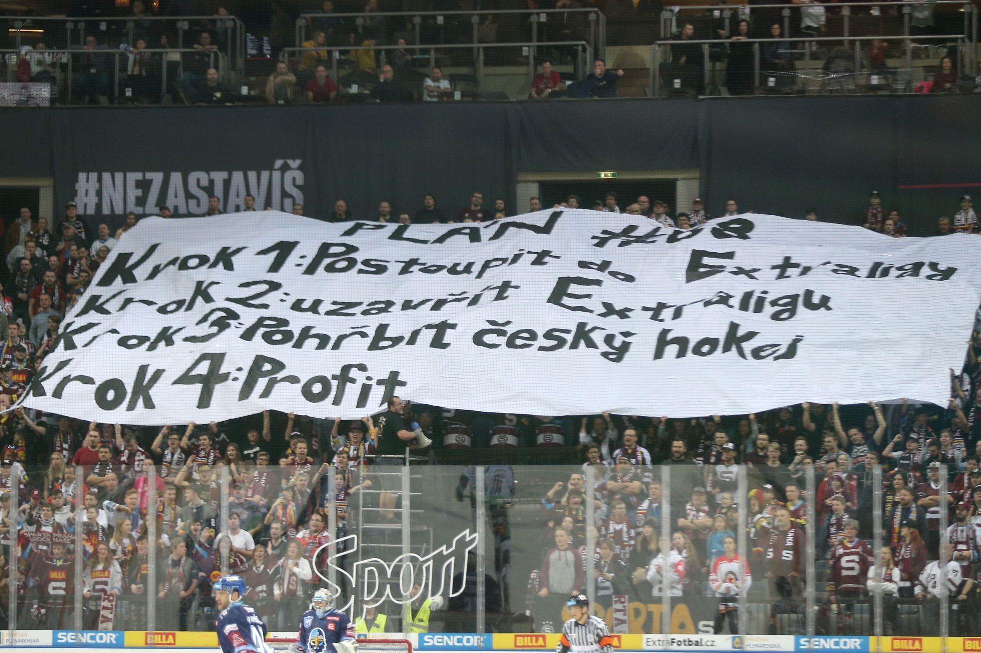 Fanoušci Sparty s transparentem proti Jaromíru Jágrovi v zápase 36. kola TELH Sparta - Kladno