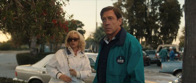 Chloë Sevigny v roli Kitty Menendez a Javier Bardem jako Jose Menendez.