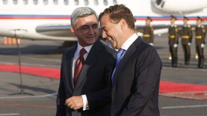 Prezidenti Medveděv a Sarksjan na jerevanském letišti.