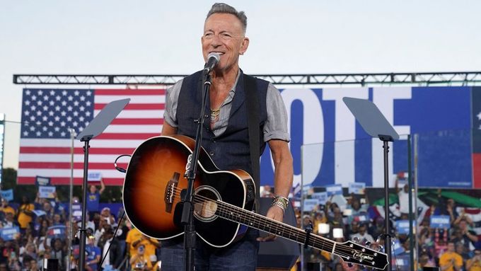 "Trump nerozumí tomu, co znamená být opravdovým Američanem," prohlásil Bruce Springsteen na mítinku v Georgii, kam přijel podpořit Kamalu Harrisovou.