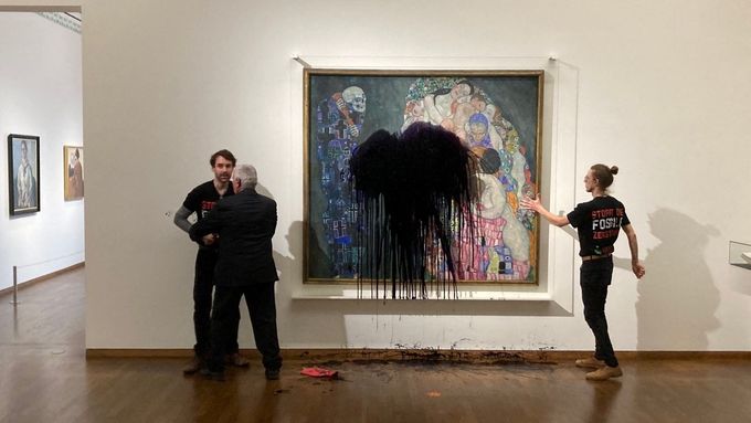 Klimatičtí aktivisté polili ve vídeňském muzeu obraz Gustava Klimta.