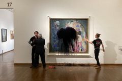 Klimatičtí aktivisté polili ve vídeňském Leopoldově muzeu olejem Klimtův obraz