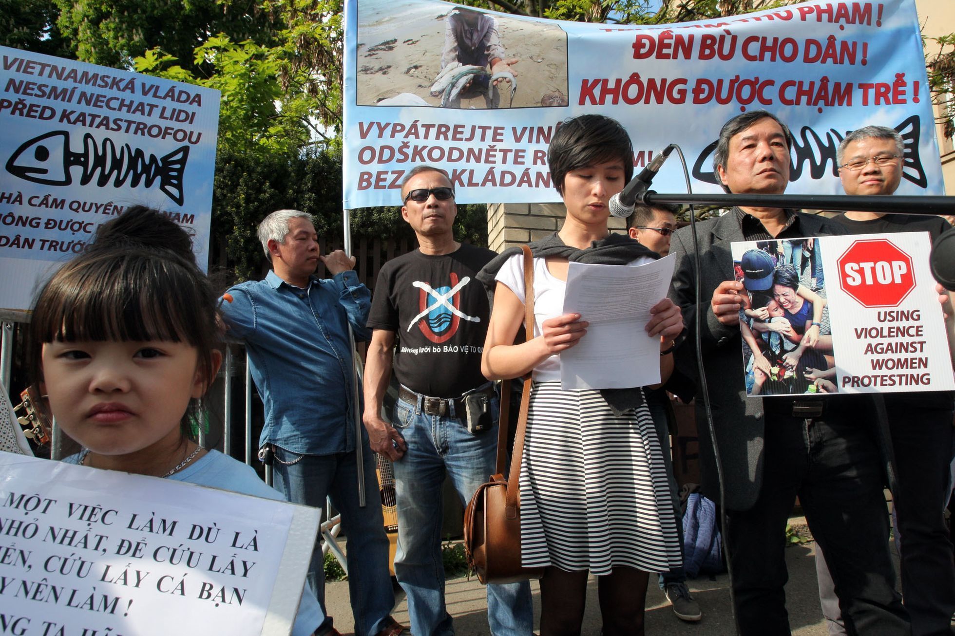 Vietnamci protestují před svou ambasádou v Praze