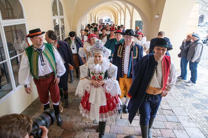 Výstava krojů v poslanecké sněmovně, na kterou dorazili někteří poslanci a poslankyně v krojích