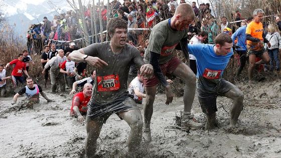 Vysilující běh bahnem. Ve Švýcarsku se konal "špinavý" běžecký souboj