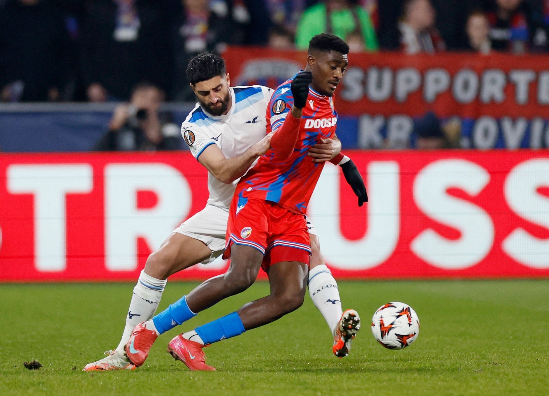 Samuel Gigot a Rafiu Durosinmi v zápase EL Viktora Plzeň - Lazio