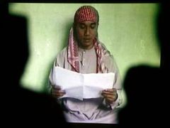 Maskovaný muž hovořící na videonahrávce je podle indonéské policie Noordin Top, jeden z šéfů teroristické organizace Džammá Islámija. Na videu pohrozil západním zemím dalšími útoky.