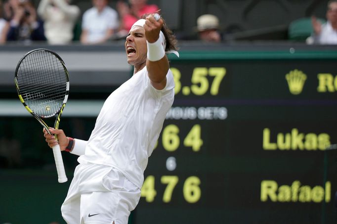 Rafael Nadal slaví vítězství nad Rosolem ve Wimbledonu