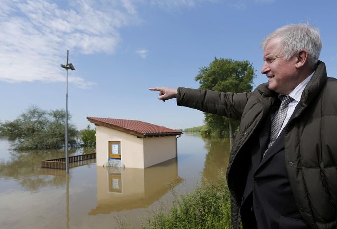 Bavorský premiér Horst Seehofer v obci Metten nedaleko Deggendorfu.