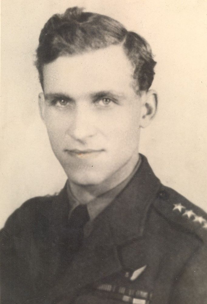 Plukovník Otakar Černy, navigátor 311. československé bombardovací perutě RAF.