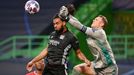 Jason Denayer a Manuel Neuer v semifinále LM Bayern - Lyon