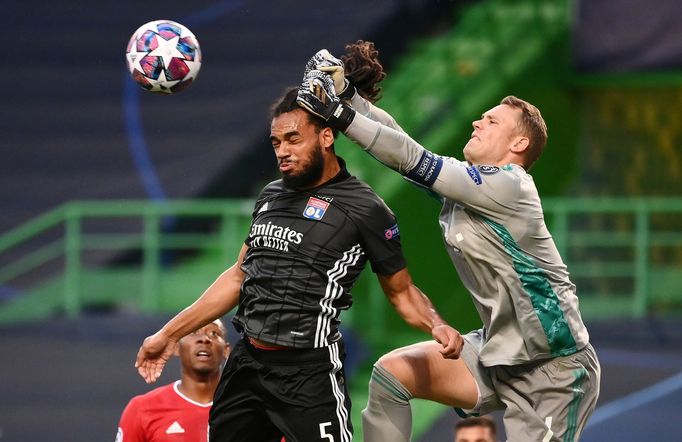 Jason Denayer a Manuel Neuer v semifinále LM Bayern - Lyon