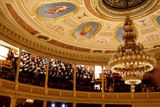Zpod klenby hlediště Národního divadla zazpíval Pražský filharmonický sbor Ave Maria Antona Brucknera.