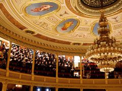 Zpod klenby hlediště Národního divadla zazpíval Pražský filharmonický sbor Ave Maria Antona Brucknera.