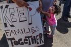 Inspekce v USA kritizuje oddělování dětí na hranicích. Plán byl nepřipravený a selhal