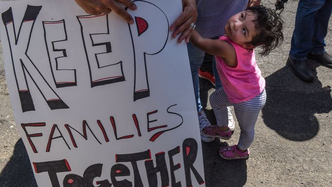 Prezident Trump ustoupil: Zrušil kritizované odebírání dětských migrantů rodičům