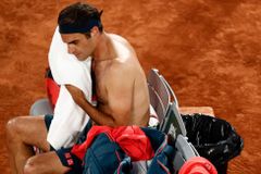 Federer po postupu do osmifinále odstoupil z French Open, šetří operované koleno