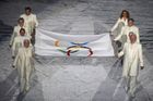 Olympijská vlajka za chvíli vystoupá na stožár, ale jen na půl žerdi...