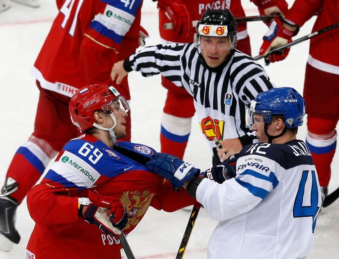 Russia's Alexander Burmistrov (L) fights with Finland's Jere Sallinen (R) during the second period of their men's ice hockey World Championship group B game at Minsk Aren