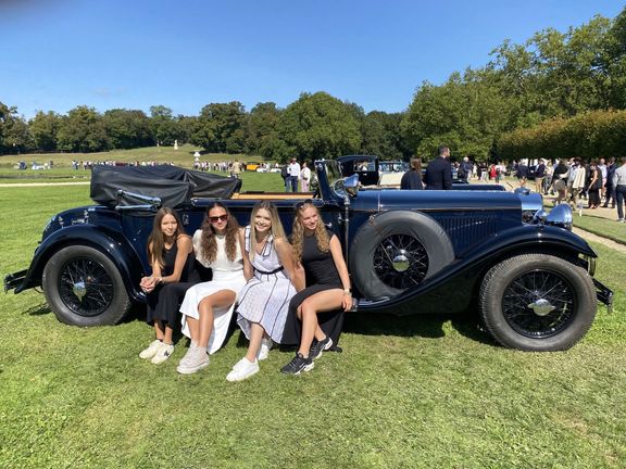 Tatra 80 na výstavě v Chantilly. U vozu sedí čtyři vnučky rodiny Kudelů.