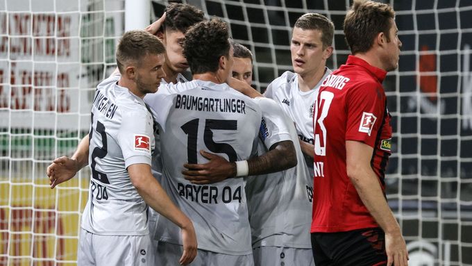 Hráči Bayeru Leverkusen slaví gól v duelu ve Freiburgu