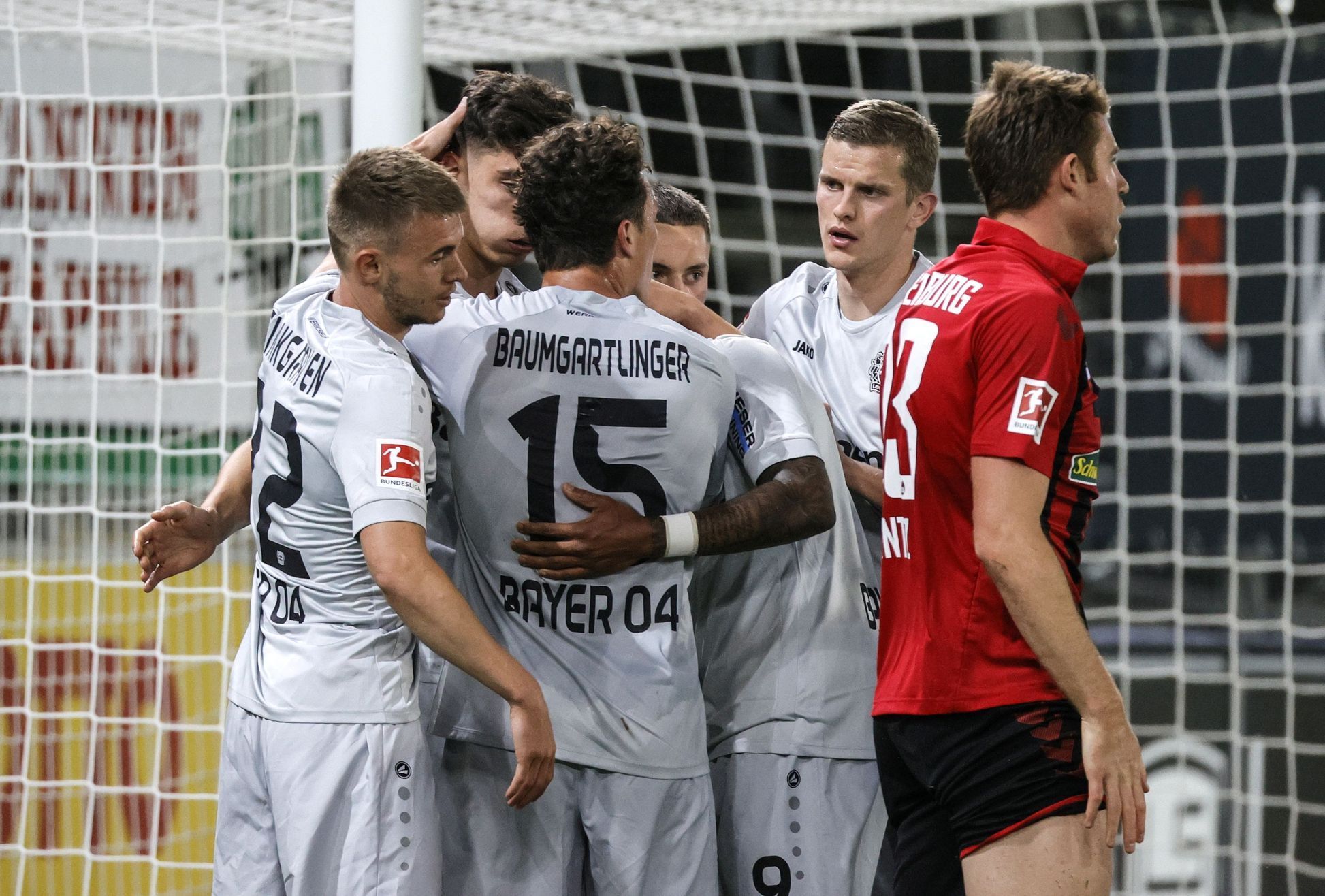 Hráči Bayeru Leverkusen slaví gól v duelu ve Freiburgu